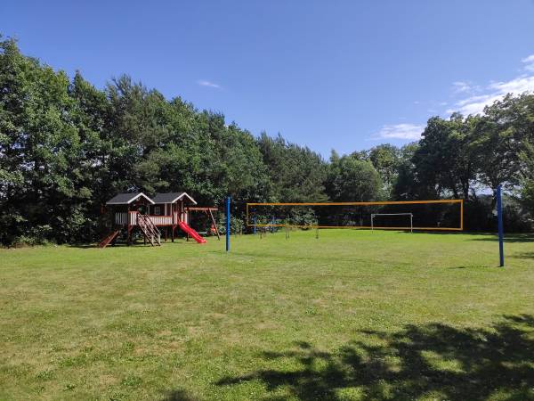 Plac zabaw i boisko do siatkówki