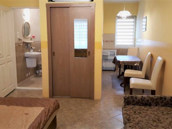 pokój (aneks + łazienka)