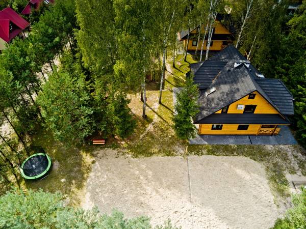 Widok z góry na Polanę i boisko