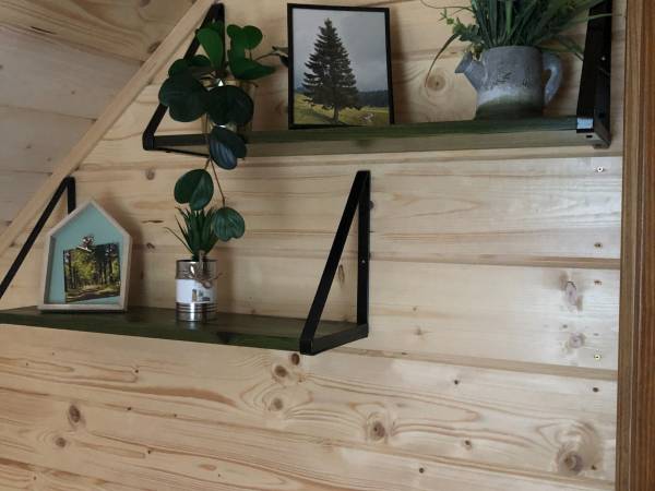 Sypialnia ze skosami w apartamencie górnym w Polanie