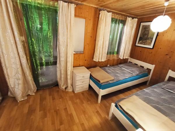 Apartament 5-os 2 pokojowy z aneksem kuchennym, łazienką i prywatnym ogródkiem.