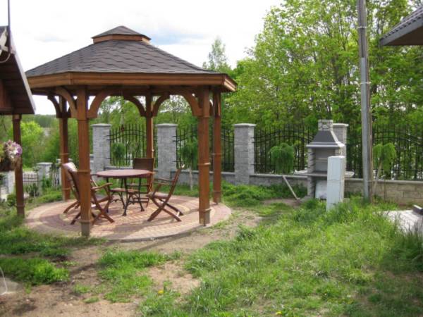 altana z grilem po lewej stronie działki