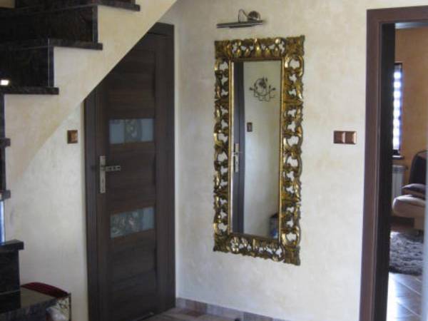 korytarz i klatka schodowa na parterze w domu po prawej stronie