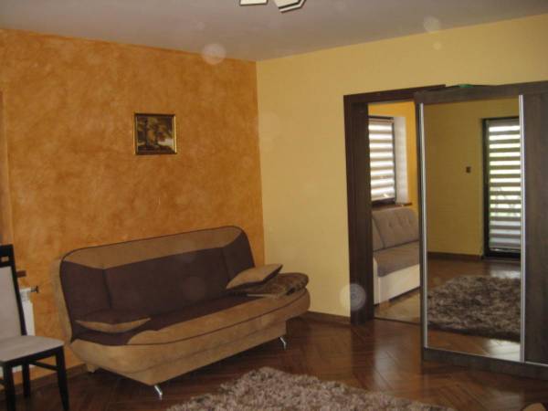 sypialnia na parterze w domu po prawej stronie