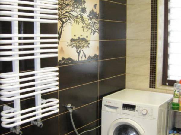 łazienka na parterze w domu po prawej stronie