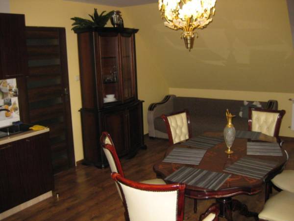 salon kuchnia na piętrze w domu po prawej stronie