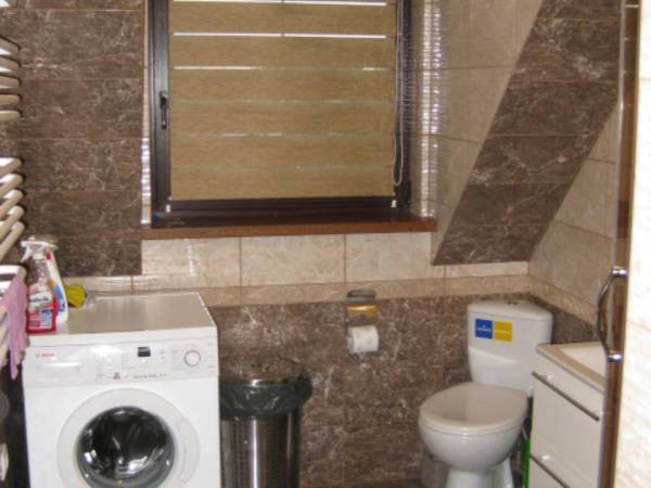 łazienka na piętrze w domu po prawej stronie