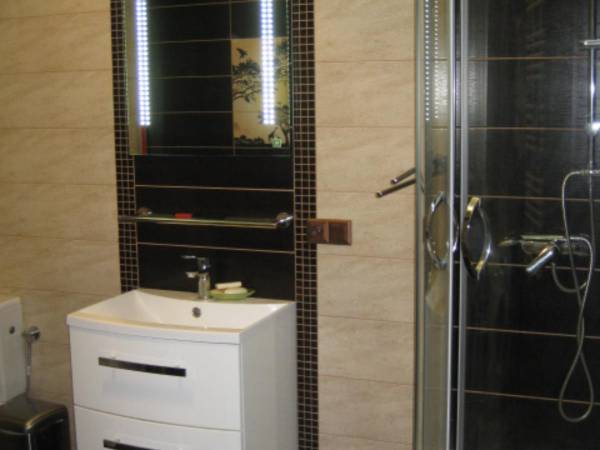 łazienka na parterze w domu po prawej stronie