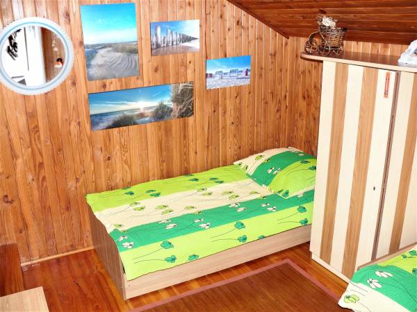 Pokój C ( 3-osobowy ) na piętrze od strony ulicyze