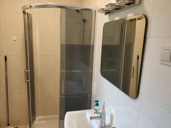 Nowe, czyściutkie łazienki.