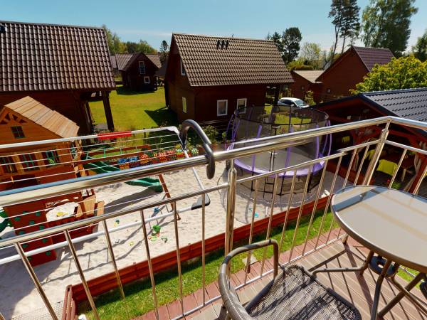 WIDOK Z BALKONU NA PLAC ZABAW