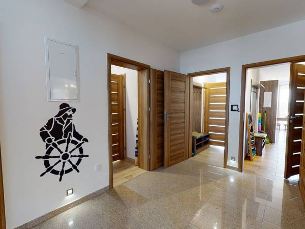 KORYTARZ I WEJŚCIA DO POKOI