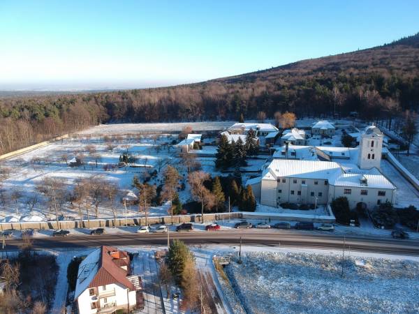 Święta Katarzyna z lotu ptaka, widok na Klasztor i Łysicę