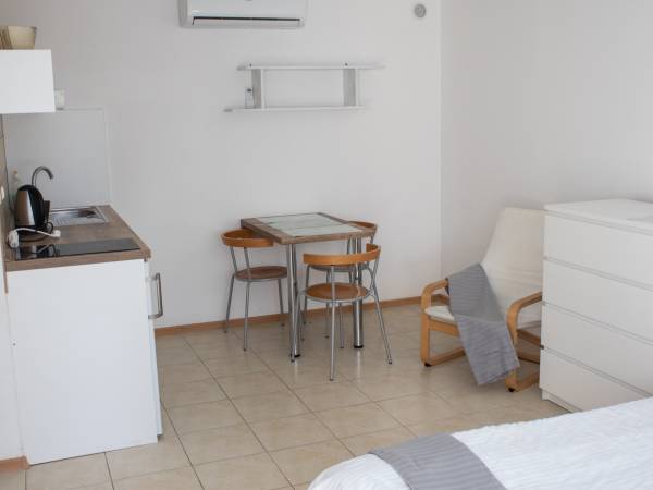 Pokój 3-os. z klimatyzacją i wyjściem do ogrodu.