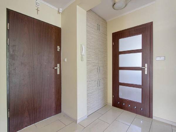 PRZEDPOKÓJ widok na drzwi wejściowe i do łazienki