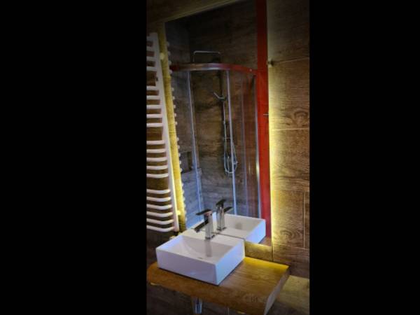 jedna z łazienek w pokoju