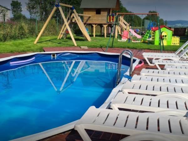 basen i plac zabaw w tle