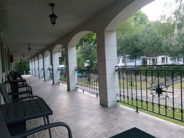 Taras przed pokojami.