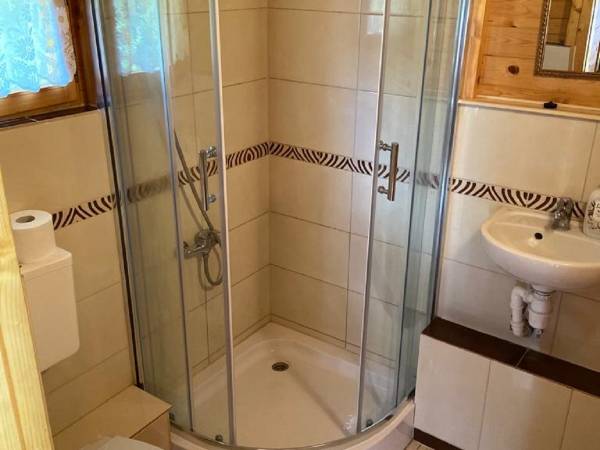 DOMKI LETNISKOWE NAD JEZIOREM NA MAZURACH 