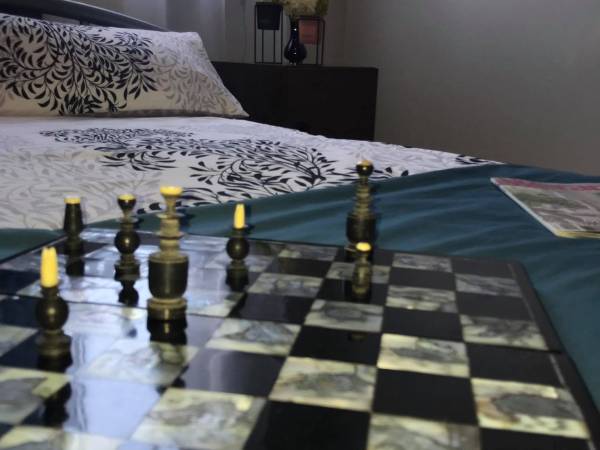 - Duży zadaszony taras ze stołem oraz krzesełkami do wypoczynku