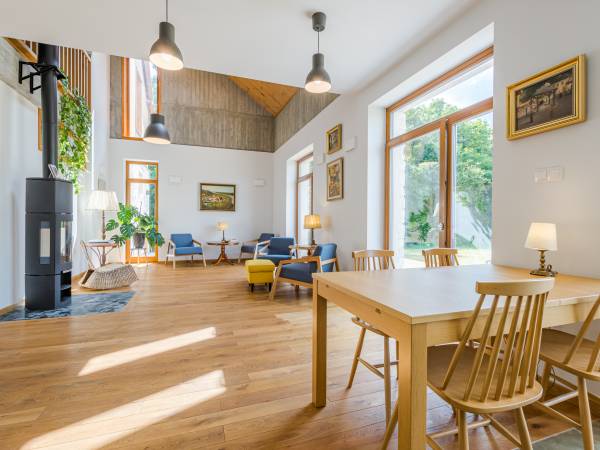 wspólny salon kominkowy