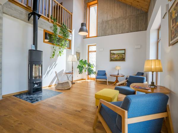 wspólny salon kominkowy