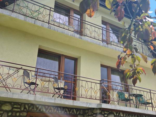 Dom widok pokoi z balkonami