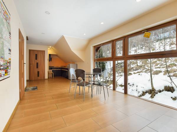 hol z aneksem kuchennym na piętrze