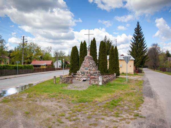 Pomnik niepodległości w Serpelicach