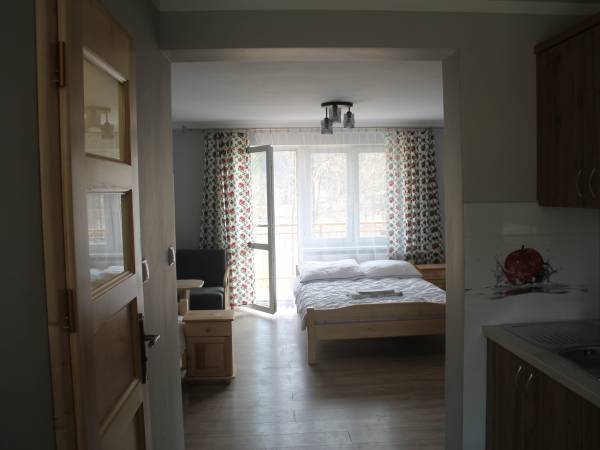 Apartament 5 osobowy - przejście z kuchni do sypialni