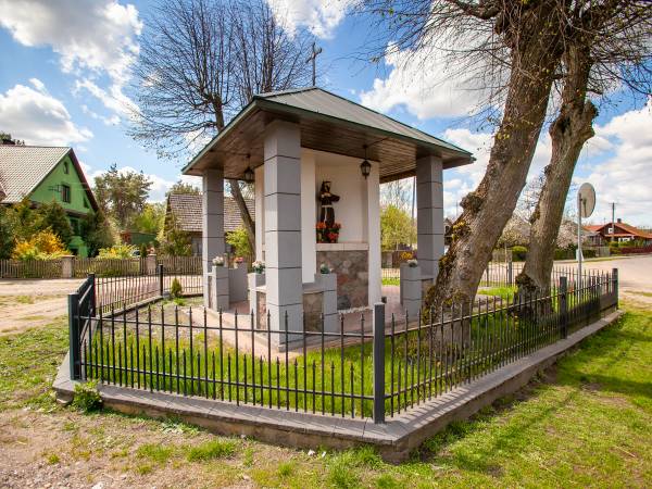 Kapliczka z figurami świętych w Serpelicach