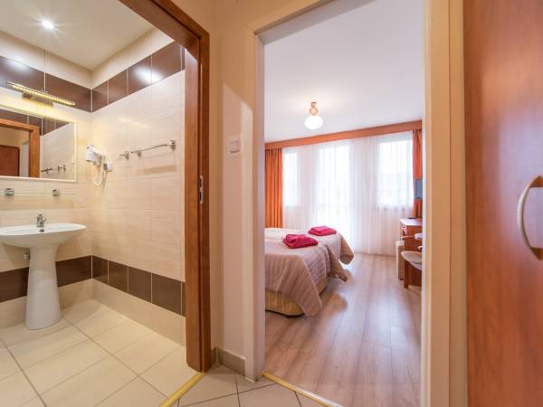 pokój, przedpokój i łazienka w paw. B