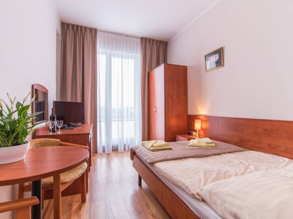 pok. z łożem małżeńskim w paw "C"