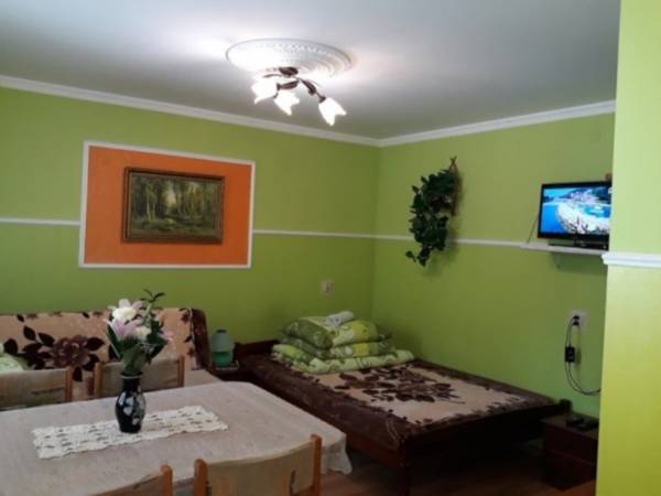 Pokój 4 osobowy przy aneksie kuchennym (nr 1)