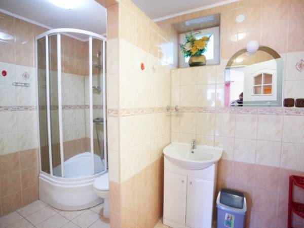 Pokój 4-osobowy przy salonie (nr 9)