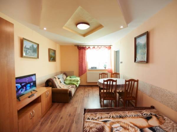 Pokój 4-osobowy przy salonie (nr 9)