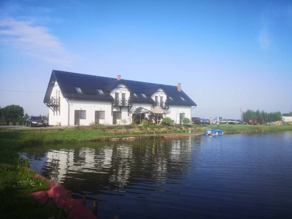 NaszePrywatne stawy rybne znajdujące się niedaleko naszego obiektu.. Miejscowość Dworzysko