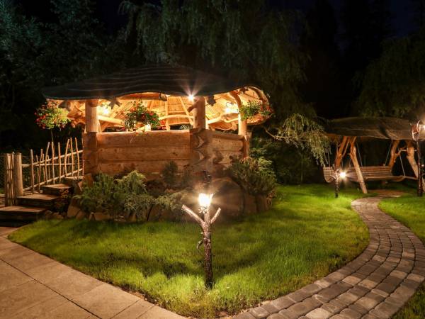 ALTANA, OGRÓD WIECZOREM