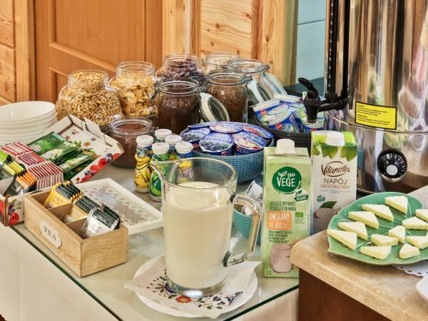 ŚNIADANIE W GOŚCIŃCU NAD POTOKIEM