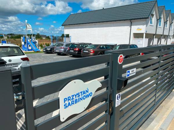 Wjazd do Przystani Sarbinowo, brama na pilota