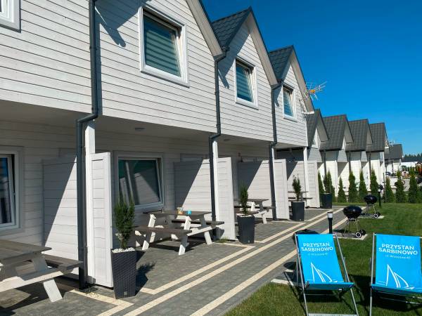 Domki z tarasem i leżaki