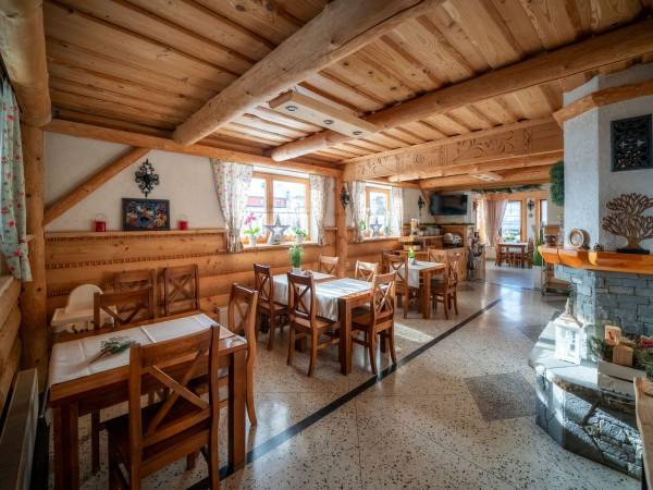 jadalnia z kominkiem