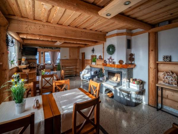 jadalnia z kominkiem