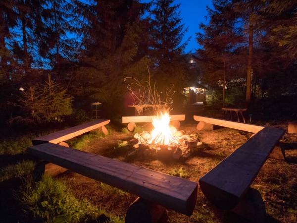 KLIMATYCZNE MIEJSCE NA RODZINNE OGNISKO (STOLIKI, ŁAWKI, KIJE NA KIEŁBASKI)