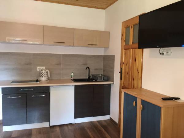 pokój z aneksem kuchennym w apartamencie 4 osobowym, na parterze, z widokiem na plac zabaw