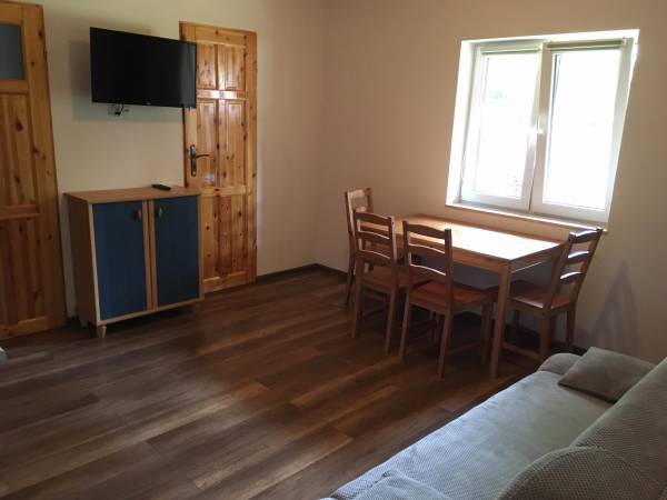 apartament 4 osobowy na parterze, z widokiem na plac zabaw