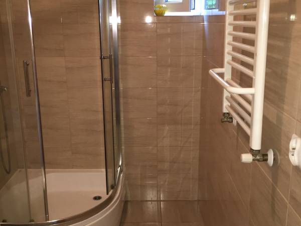 łazienka w apartamencie 4 osobowym na parterze, z widokiem na plac zabaw