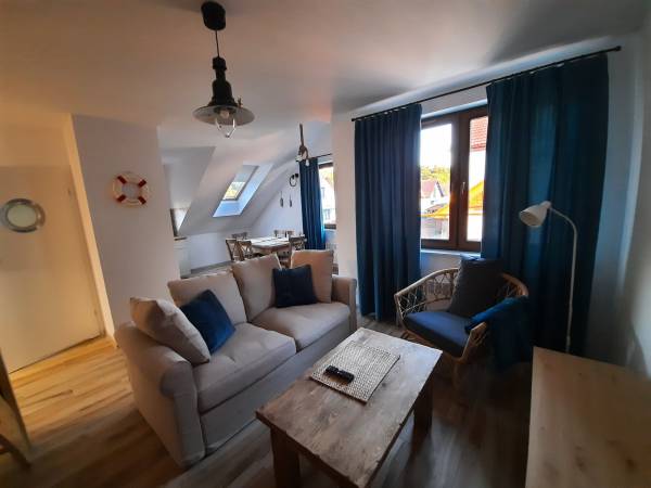 Rozkładana sofa to wygodne spanie dla 2 osób.