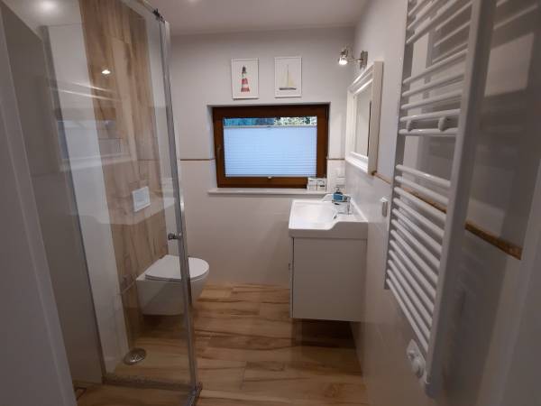 Łazienka dolna z kabiną prysznicową.