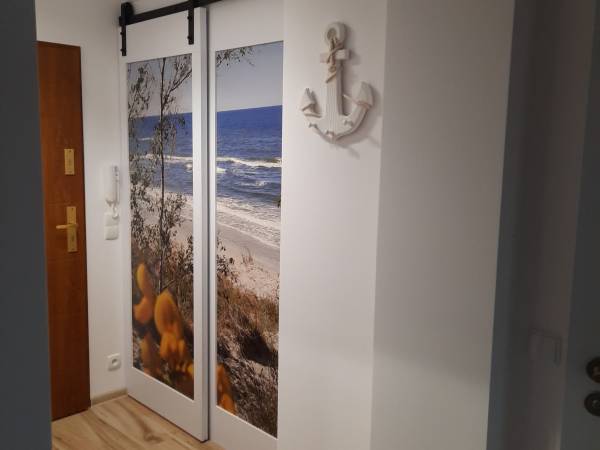 Za przesuwanymi drzwiami mieści się garderoba.